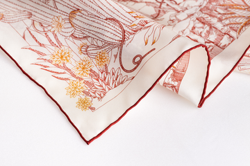 Pourquoi nous choisissons le roulotté main pour nos carrés de soie